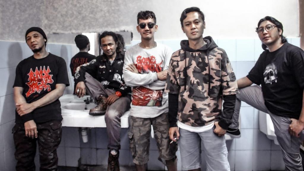 Di Antara Distorsi dan Sunyi: Catatan Kecil Land of Terror