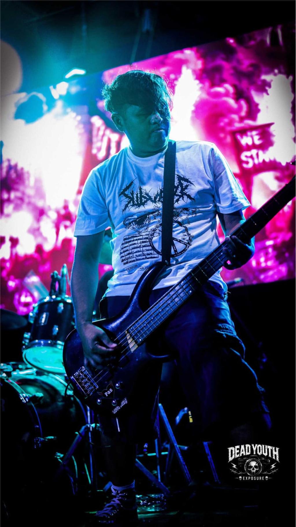 Eza T.U.T.A.B: Menjaga Denyut Punk Rock Garut dari Lini Bass